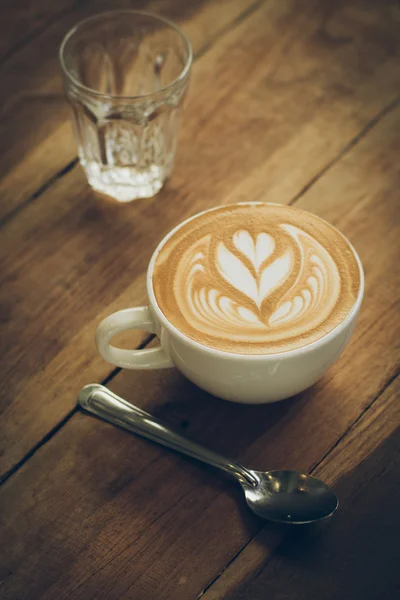 Caffè latte art sulla scrivania in legno — Foto Stock