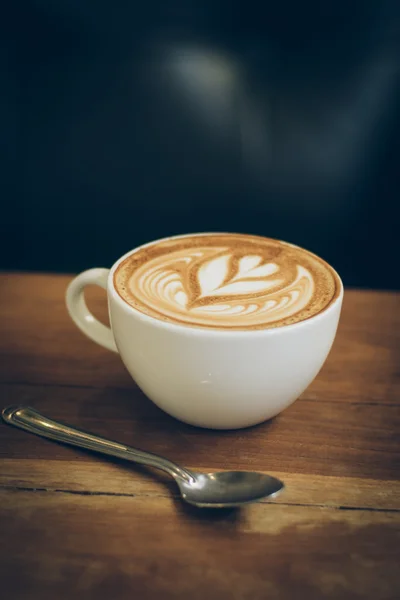 Kawa latte art na drewniane biurko — Zdjęcie stockowe