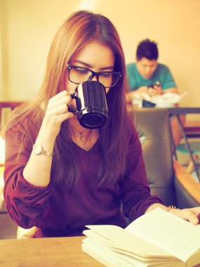 Asyalı kadın kahve ile