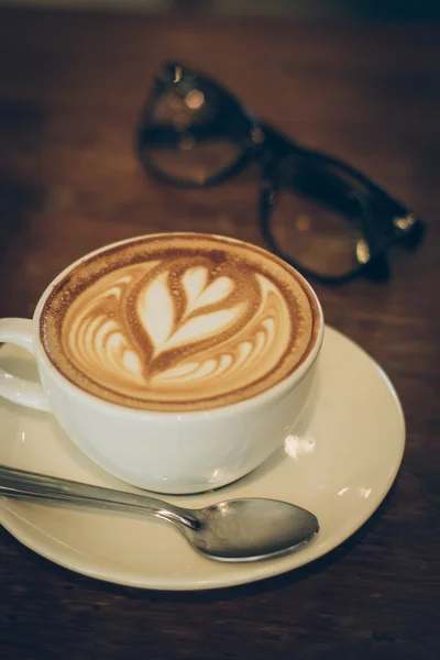 Kawa latte art na drewniane biurko — Zdjęcie stockowe