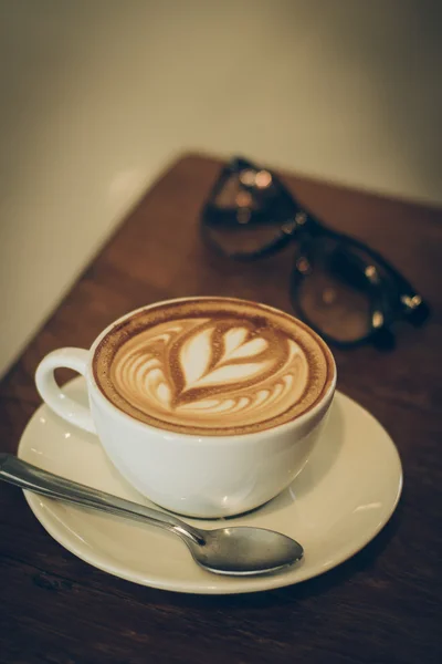 Café latte arte en el escritorio de madera — Foto de Stock