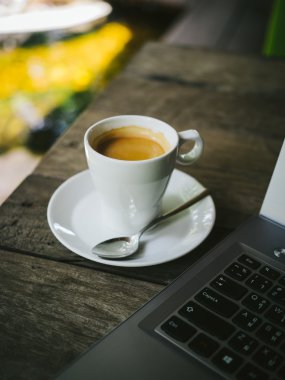 fincan kahve latte ahşap doku üzerinde 