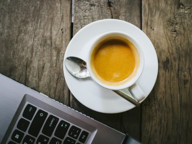 fincan kahve latte ahşap doku üzerinde 