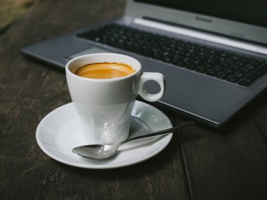 fincan kahve latte ahşap doku üzerinde 
