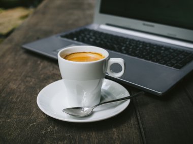 fincan kahve latte ahşap doku üzerinde 