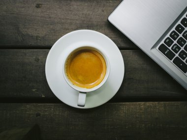 fincan kahve latte ahşap doku üzerinde 