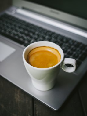 fincan kahve latte ahşap doku üzerinde 