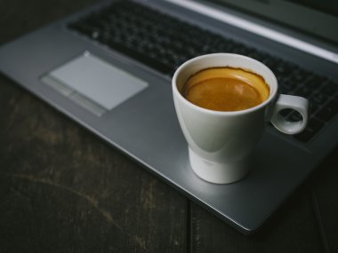 fincan kahve latte ahşap doku üzerinde 