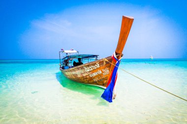 Tayland beach mavi denizde tekne
