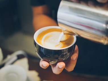 fincan kahve latte ahşap doku üzerinde 