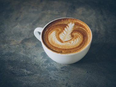 fincan kahve latte ahşap doku üzerinde 