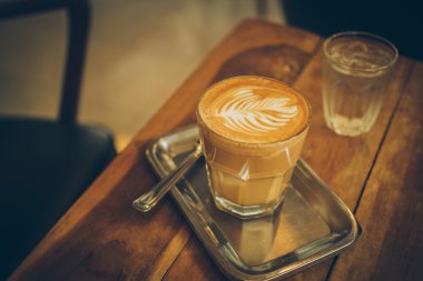 fincan kahve latte ahşap doku üzerinde 