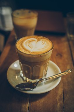 fincan kahve latte ahşap doku üzerinde 