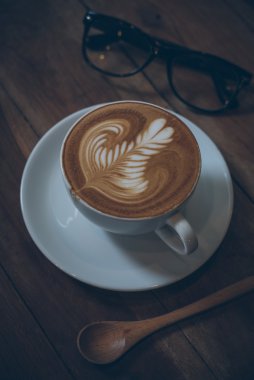 fincan kahve latte ahşap doku üzerinde 