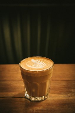 fincan kahve latte ahşap doku üzerinde 