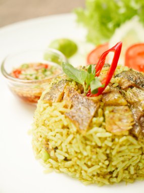 Balık Tayland yemekleri ile kızarmış pilav