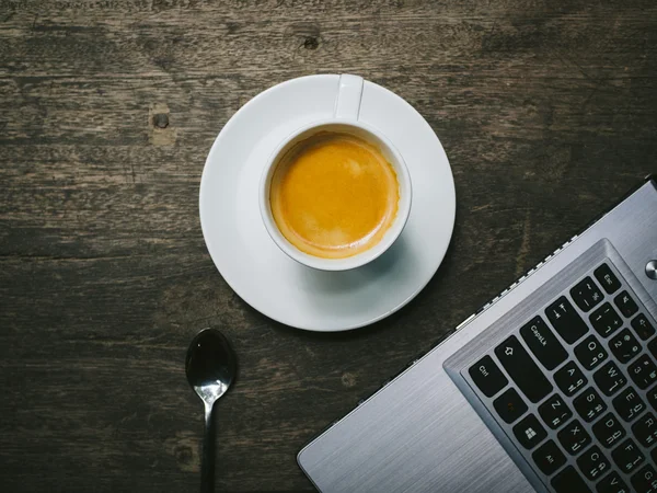 Taza de café con leche en la textura de madera — Foto de Stock