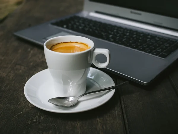 Tasse Kaffee Latte auf dem Holz Textur — Stockfoto