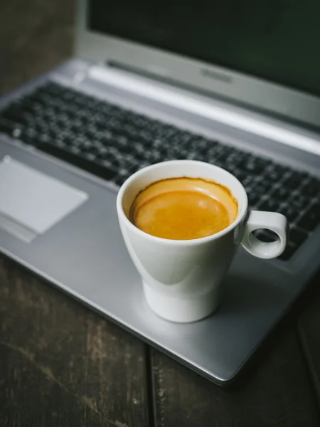 Tasse Kaffee Latte auf dem Holz Textur — Stockfoto