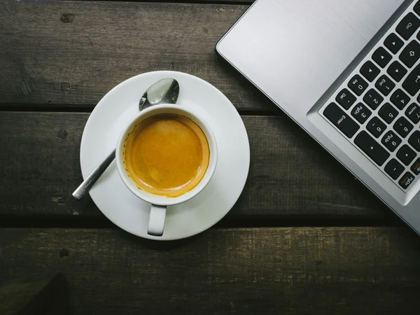 Taza de café con leche en la textura de madera —  Fotos de Stock