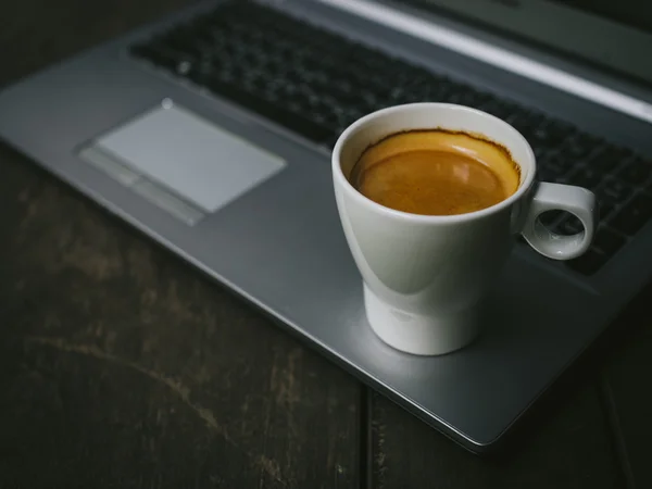 Taza de café con leche en la textura de madera —  Fotos de Stock