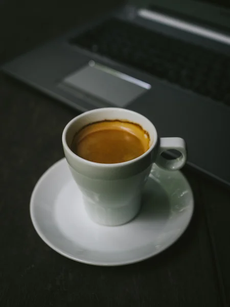 Taza de café con leche en la textura de madera — Foto de Stock