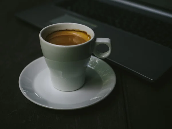Tazza di caffè latte sulla consistenza del legno — Foto Stock