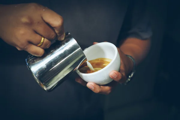 Jak se dělá káva latte art — Stock fotografie