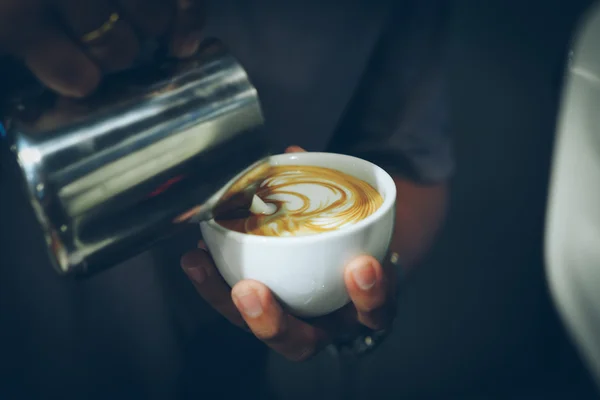 커피 라 떼 아트를 만드는 방법 — 스톡 사진