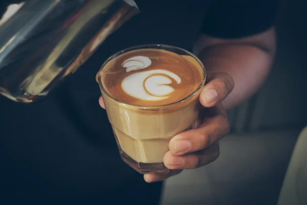 Cómo hacer café arte latte —  Fotos de Stock