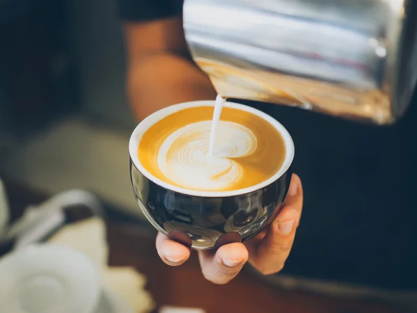 Šálek kávy latte na texturu dřeva — Stock fotografie