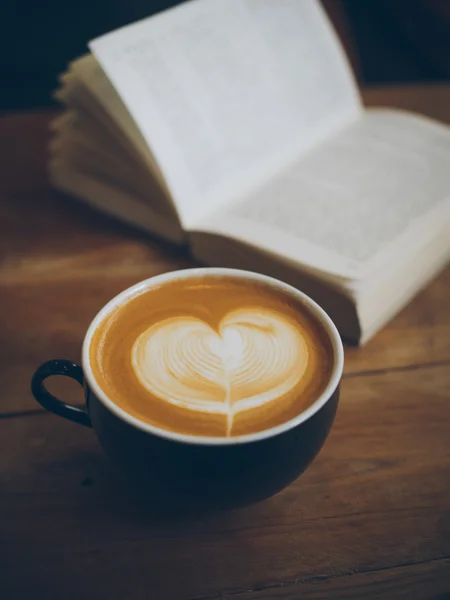 Ceașcă de cafea latte pe textura lemnului — Fotografie, imagine de stoc