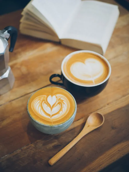 Tazza di caffè latte sulla consistenza del legno — Foto Stock