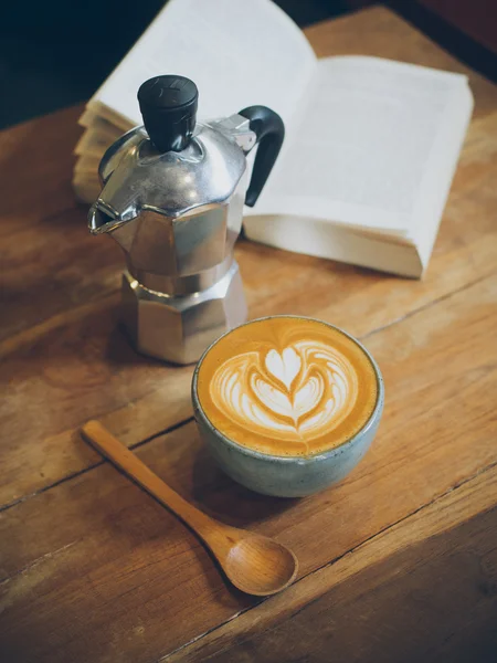 Tasse de café latte sur la texture du bois — Photo