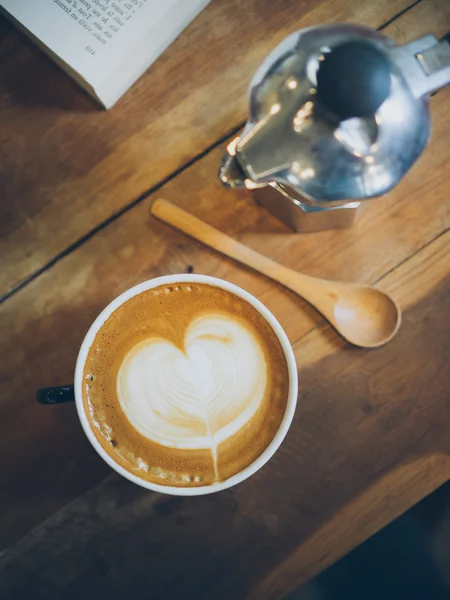 Tazza di caffè latte sulla consistenza del legno — Foto Stock