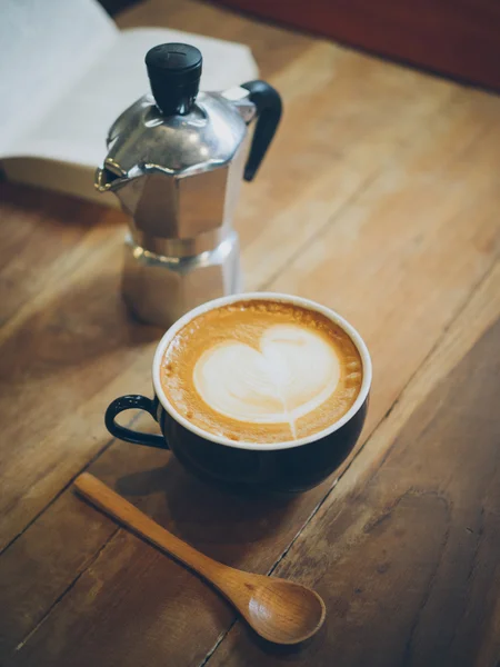 Tasse de café latte sur la texture du bois — Photo