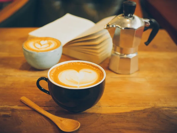 Tazza di caffè latte sulla consistenza del legno — Foto Stock