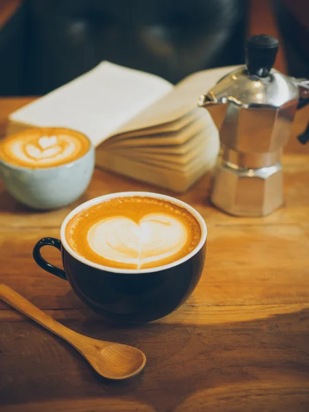 Taza de café con leche en la textura de madera — Foto de Stock