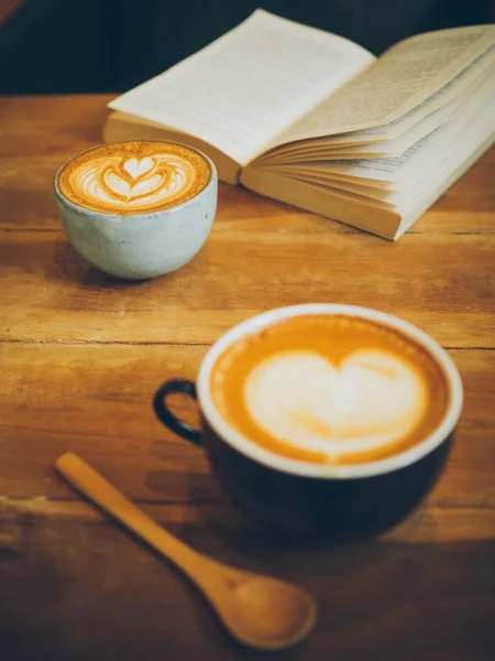 Tasse de café latte sur la texture du bois — Photo