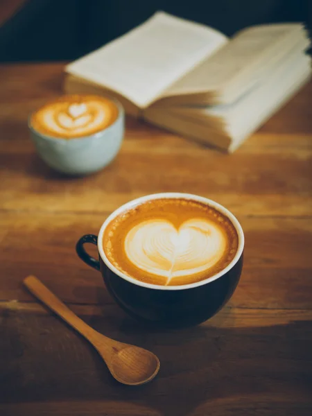 Tasse de café latte sur la texture du bois — Photo