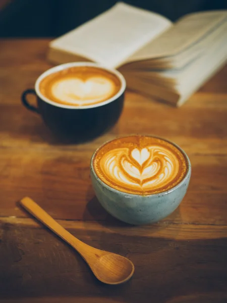 Tasse de café latte sur la texture du bois — Photo