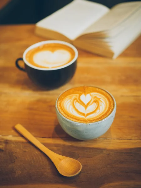 Csésze kávé a latte a fa textúra — Stock Fotó