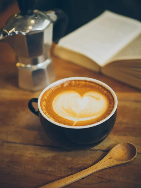 Tazza di caffè latte sulla consistenza del legno — Foto Stock