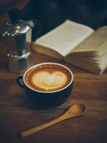 Taza de café con leche en la textura de madera — Foto de Stock