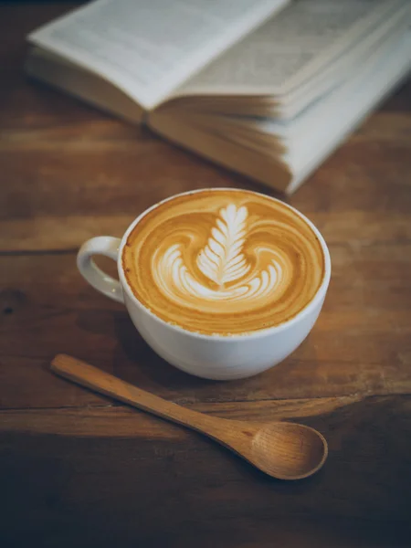 Taza de café con leche en la textura de madera — Foto de Stock