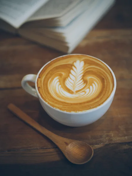 Tazza di caffè latte sulla consistenza del legno — Foto Stock