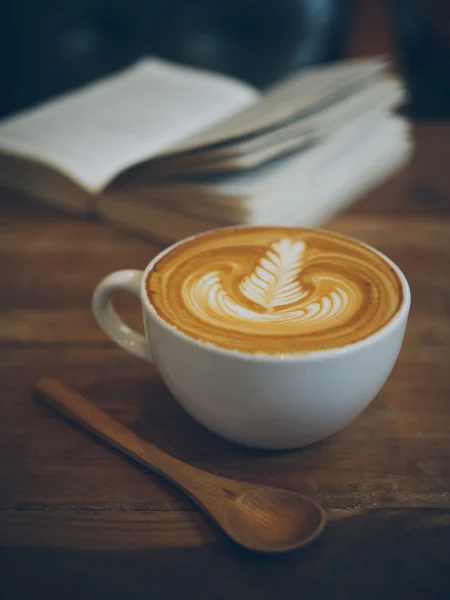 Tazza di caffè latte sulla consistenza del legno — Foto Stock