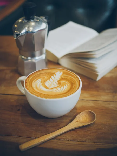 Tazza di caffè latte sulla consistenza del legno — Foto Stock