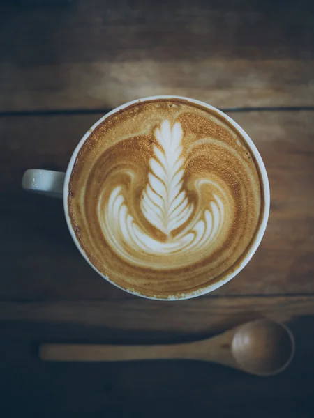 Xícara de café latte na textura da madeira — Fotografia de Stock