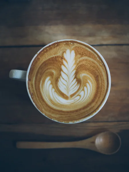 Tasse de café latte sur la texture du bois — Photo